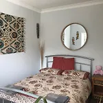 Cozy Double Bedroom In Stunning Bungalow On River Thames - Near Thorpe Park/Royal Holloway University/20Mins From Heathrow