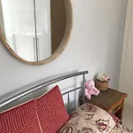 Cozy Double Bedroom In Stunning Bungalow On River Thames - Near Thorpe Park/Royal Holloway University/20Mins From Heathrow