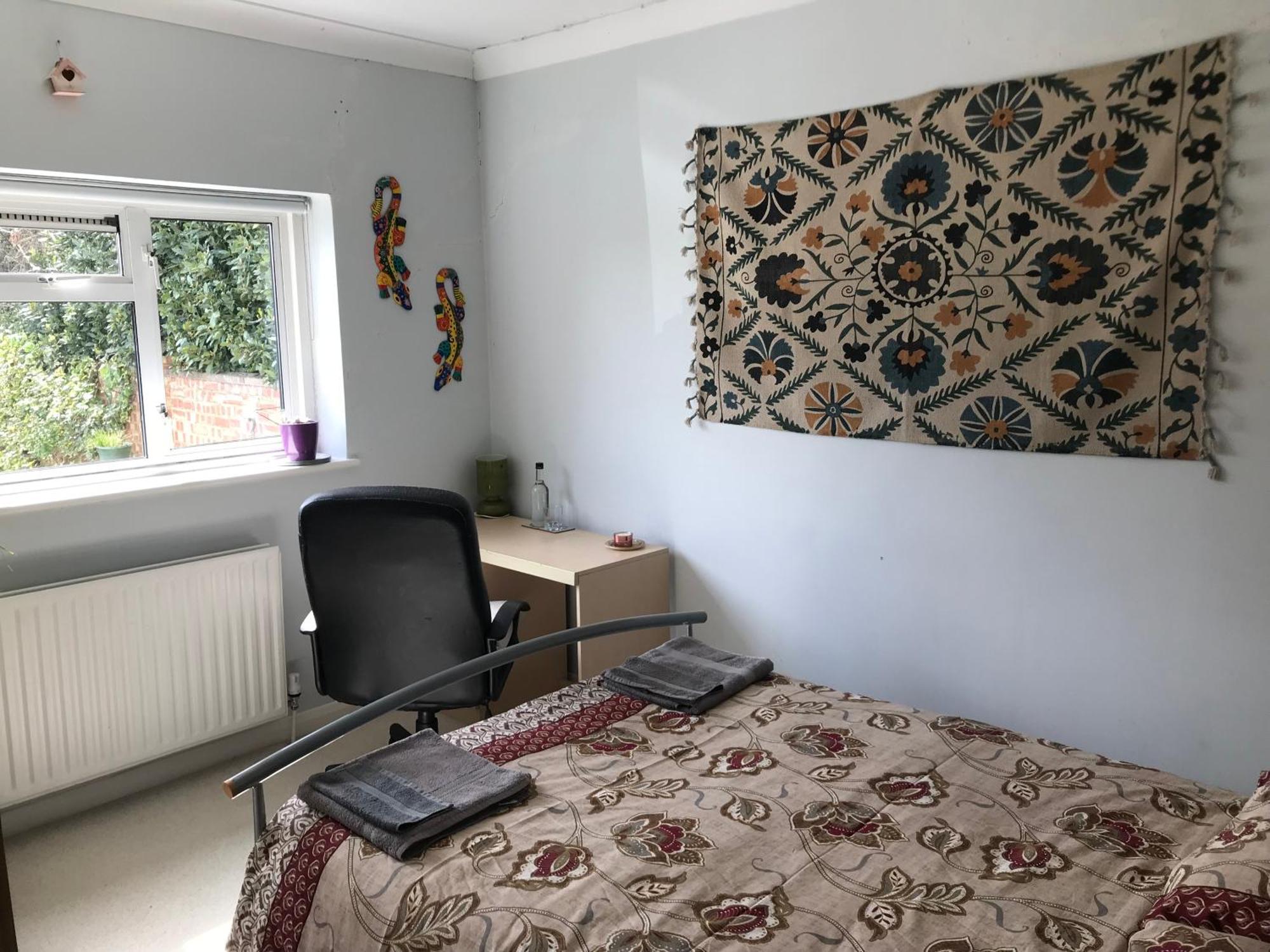 Cozy Double Bedroom In Stunning On River Thames - Near Thorpe Park/royal Holloway University/20mins From Heathrow Homestay
