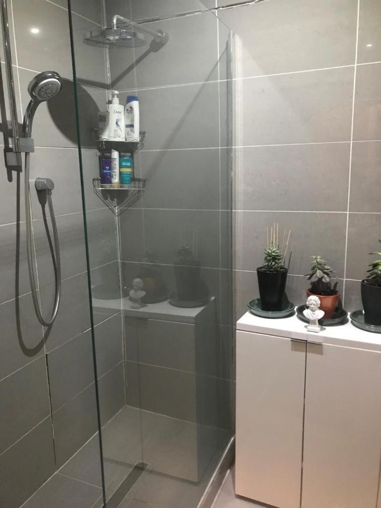 Cozy Double Bedroom In Stunning On River Thames - Near Thorpe Park/royal Holloway University/20mins From Heathrow *