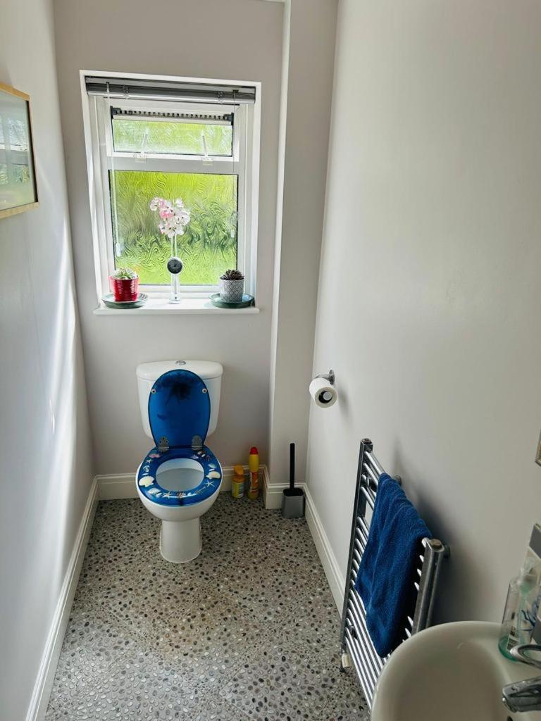 Homestay Cozy Double Bedroom In Stunning On River Thames - Near Thorpe Park/royal Holloway University/20mins From Heathrow *