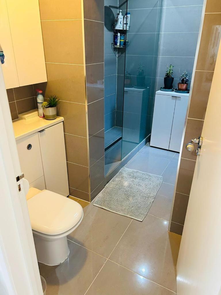 Cozy Double Bedroom In Stunning On River Thames - Near Thorpe Park/royal Holloway University/20mins From Heathrow *