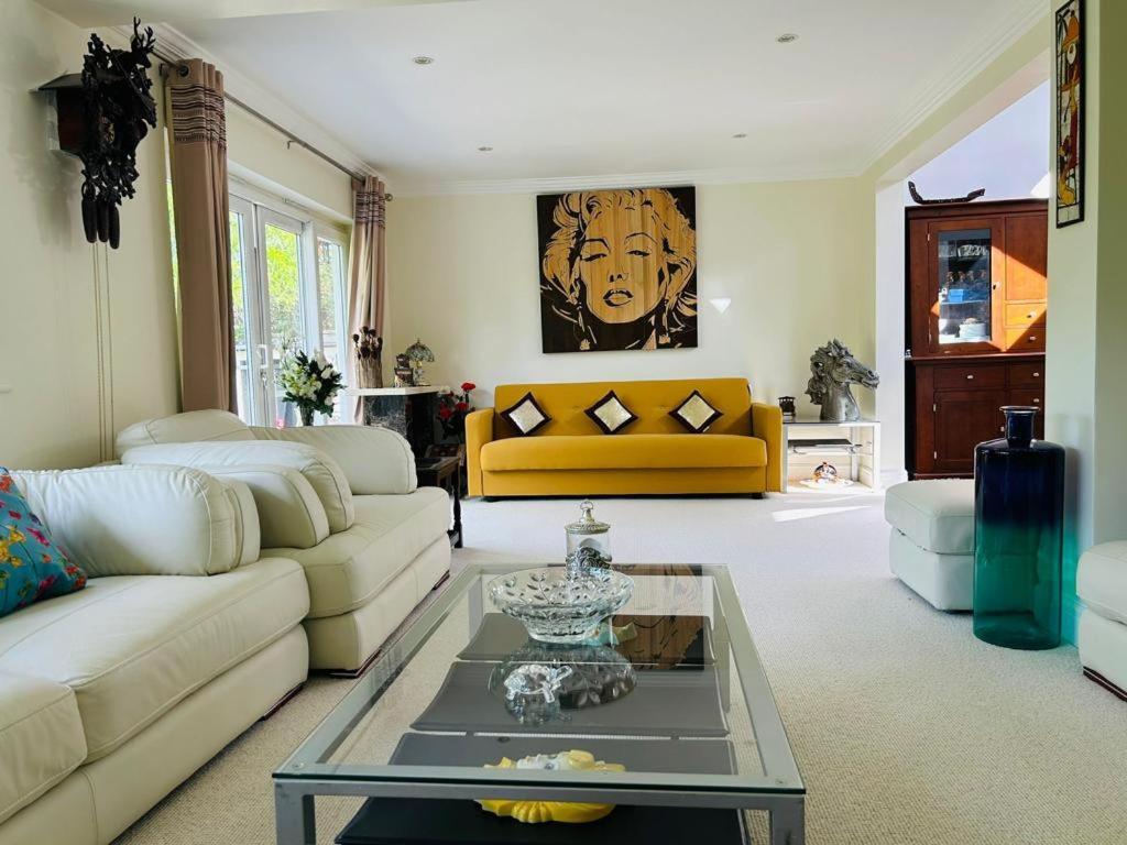 Cozy Double Bedroom In Stunning On River Thames - Near Thorpe Park/royal Holloway University/20mins From Heathrow * Staines-upon-Thames