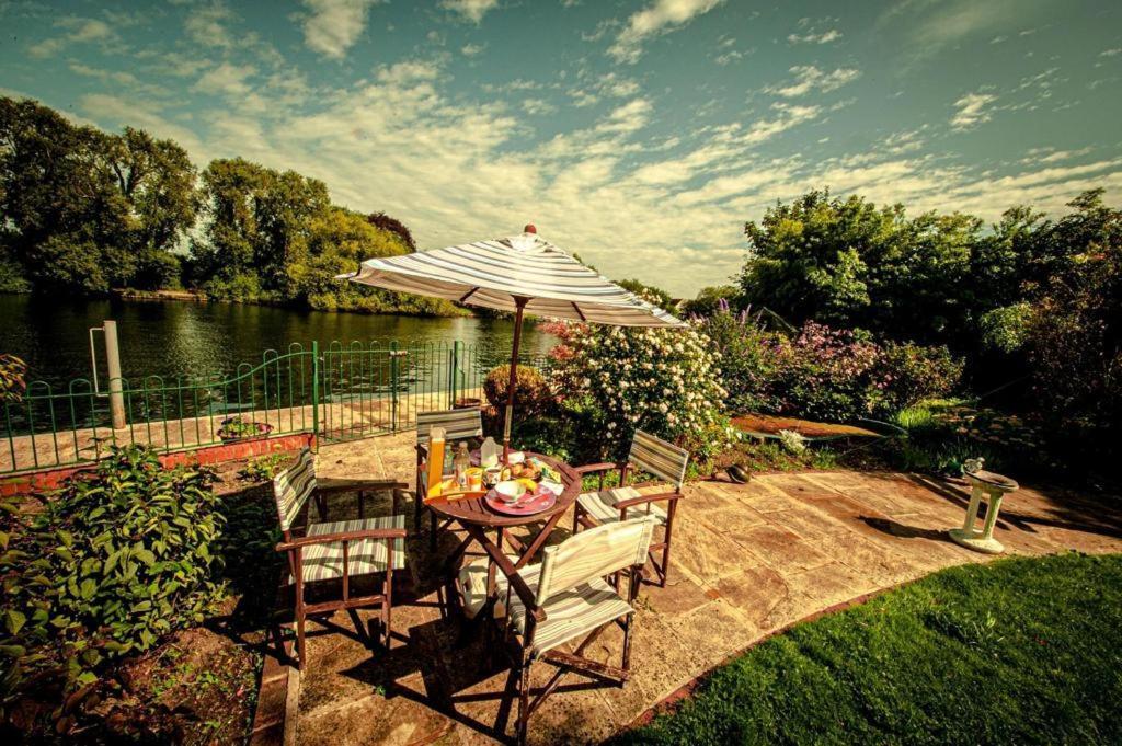 Homestay Cozy Double Bedroom In Stunning On River Thames - Near Thorpe Park/royal Holloway University/20mins From Heathrow