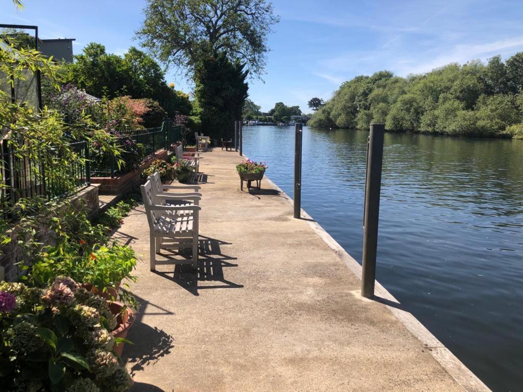 Homestay Cozy Double Bedroom In Stunning On River Thames - Near Thorpe Park/royal Holloway University/20mins From Heathrow *