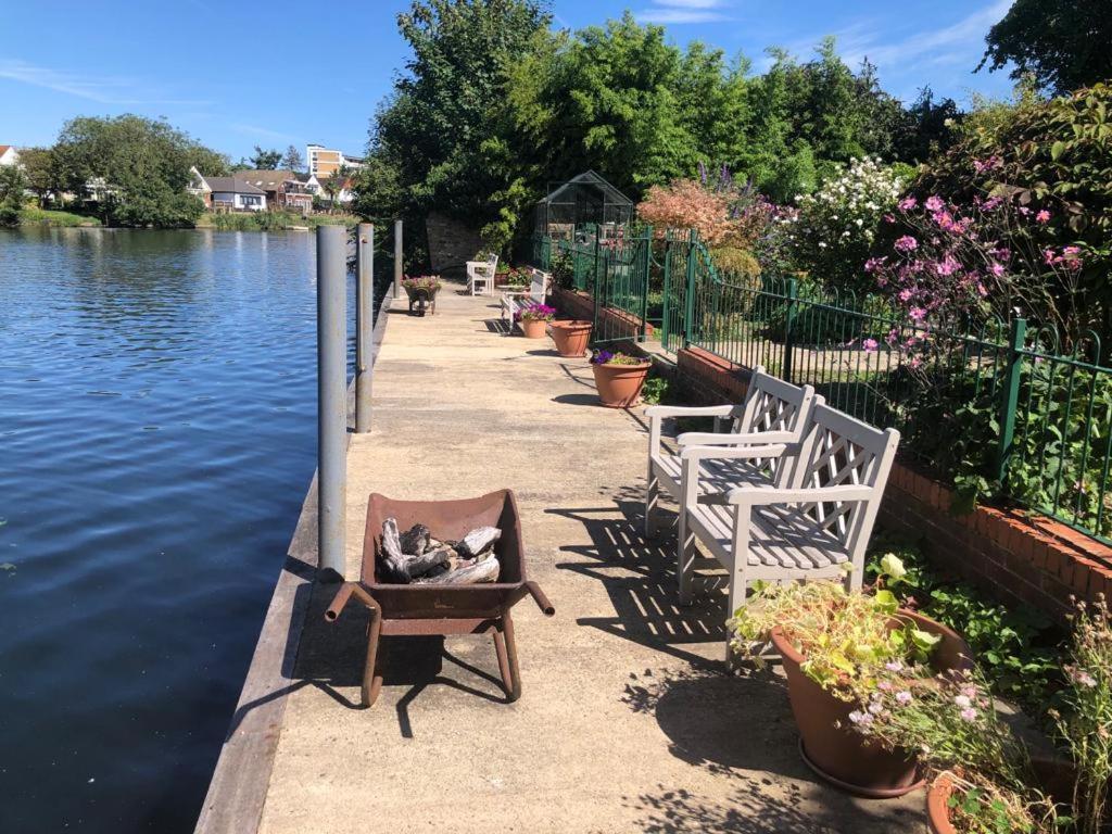 Cozy Double Bedroom In Stunning On River Thames - Near Thorpe Park/royal Holloway University/20mins From Heathrow Homestay Staines-upon-Thames