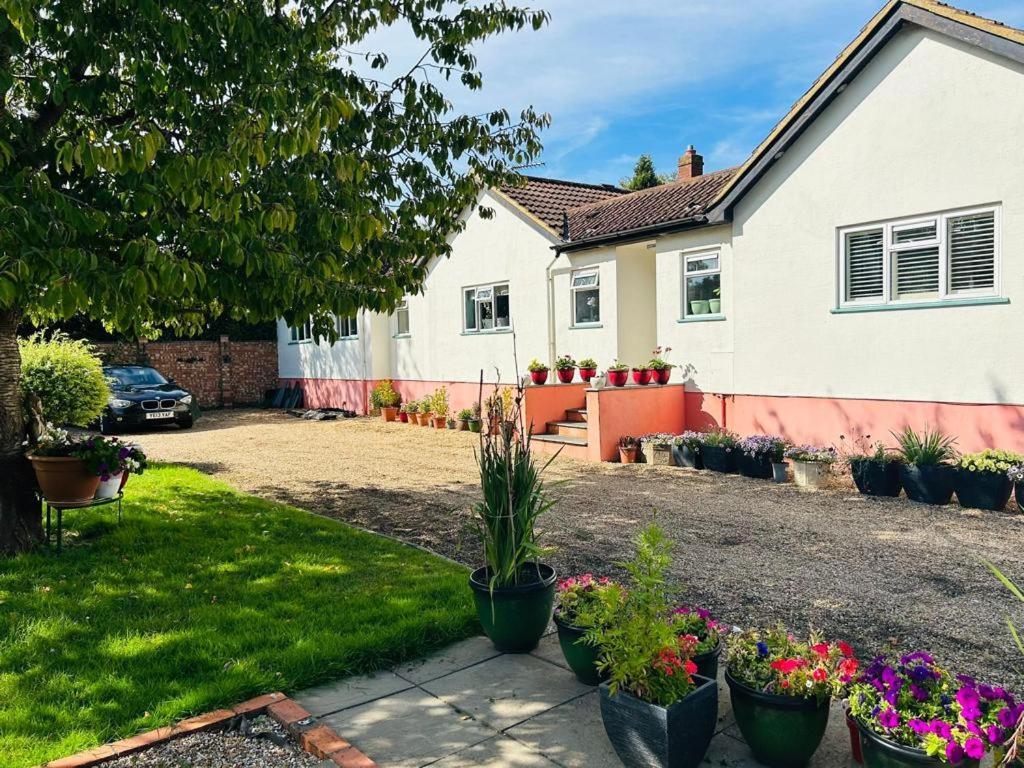 Homestay Cozy Double Bedroom In Stunning On River Thames - Near Thorpe Park/royal Holloway University/20mins From Heathrow *