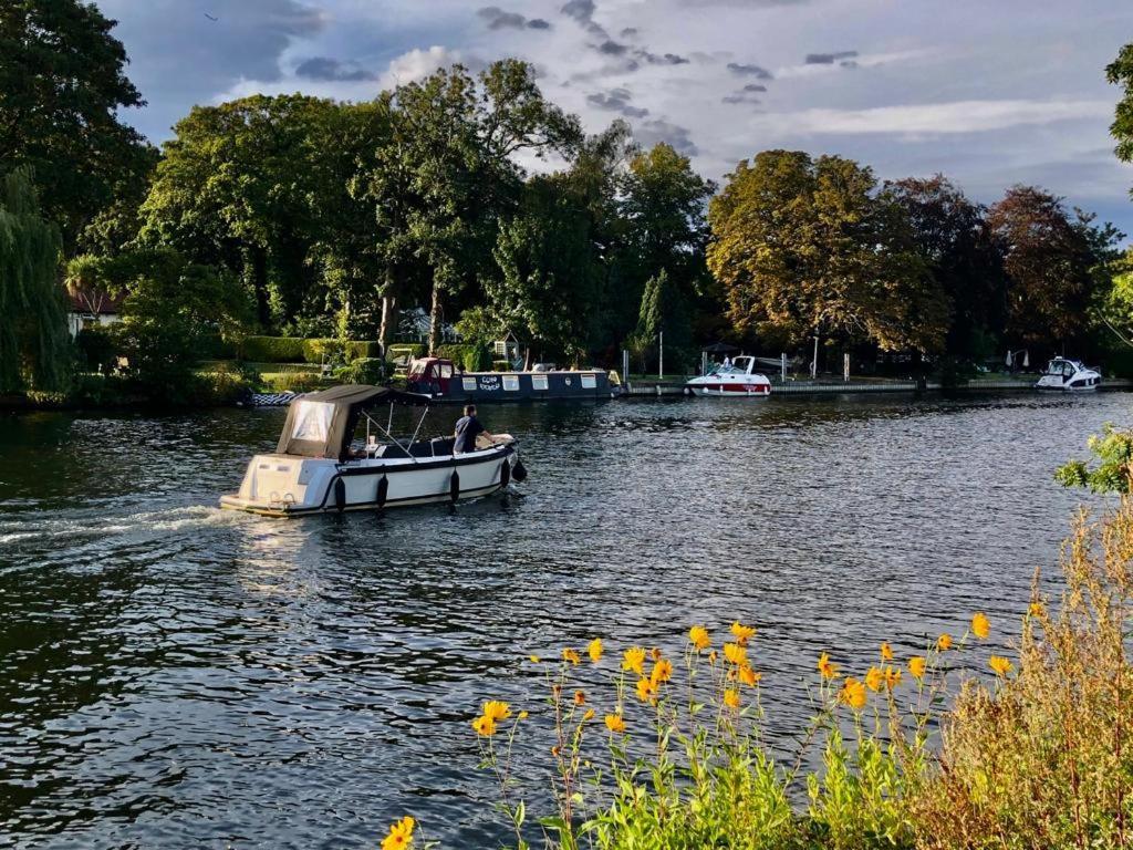 Homestay Cozy Double Bedroom In Stunning On River Thames - Near Thorpe Park/royal Holloway University/20mins From Heathrow *