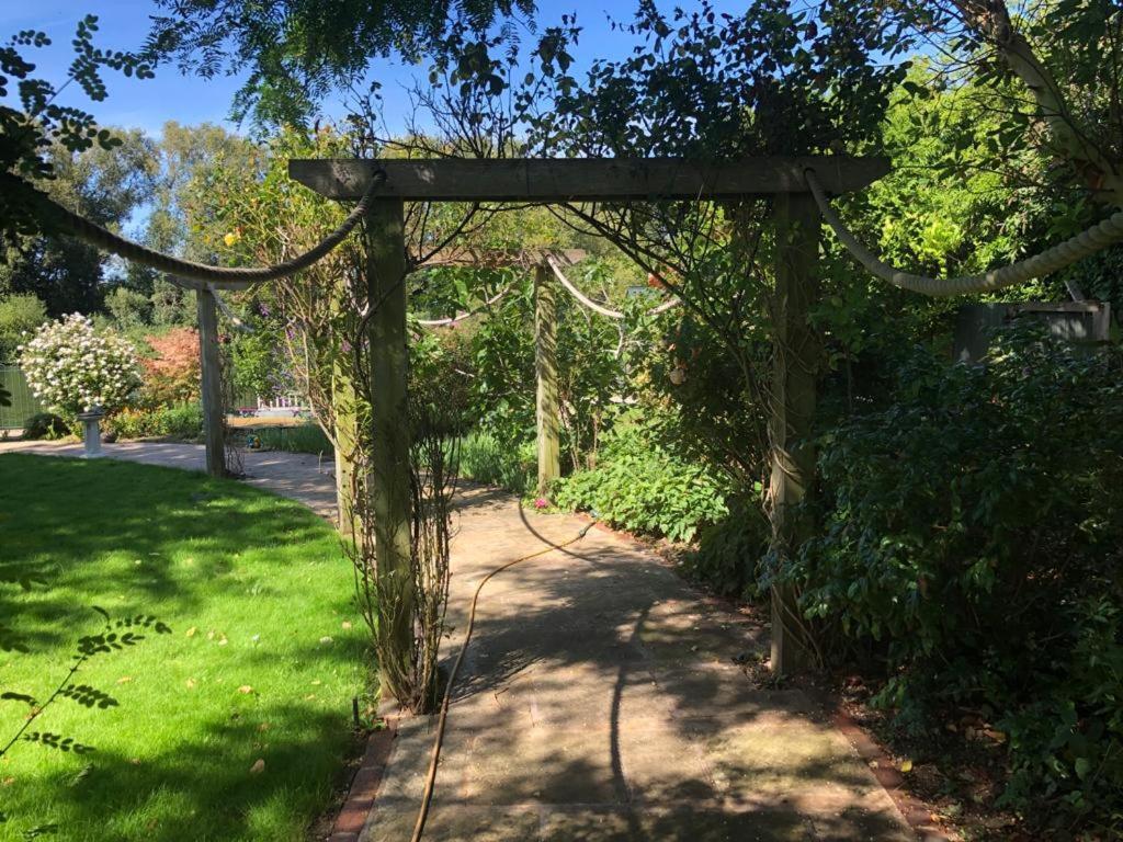 Cozy Double Bedroom In Stunning On River Thames - Near Thorpe Park/royal Holloway University/20mins From Heathrow *