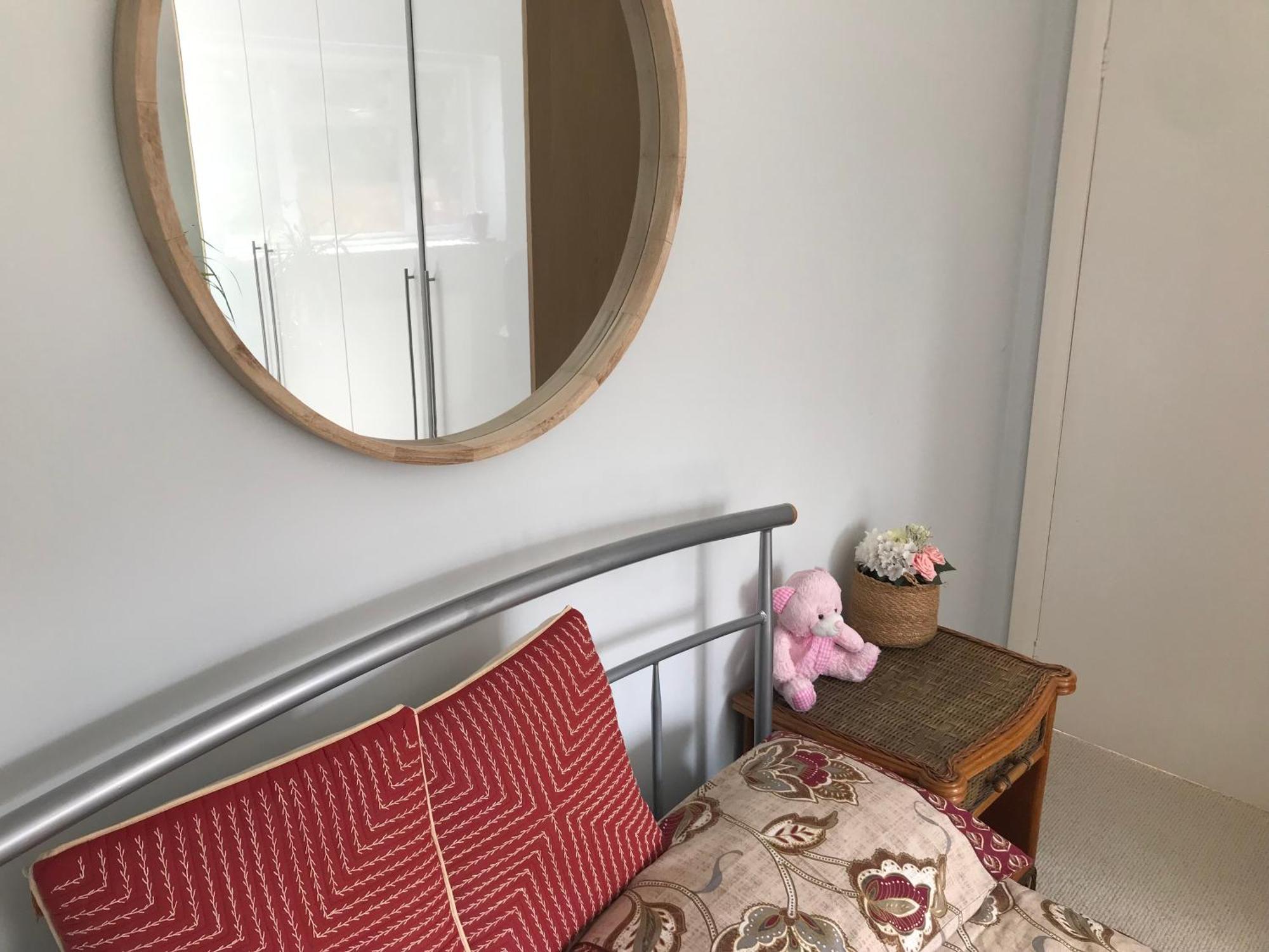 Cozy Double Bedroom In Stunning On River Thames - Near Thorpe Park/royal Holloway University/20mins From Heathrow Homestay *