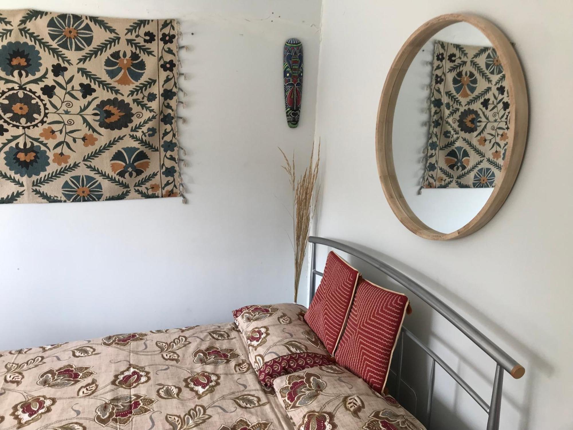 Cozy Double Bedroom In Stunning On River Thames - Near Thorpe Park/royal Holloway University/20mins From Heathrow Homestay Staines-upon-Thames