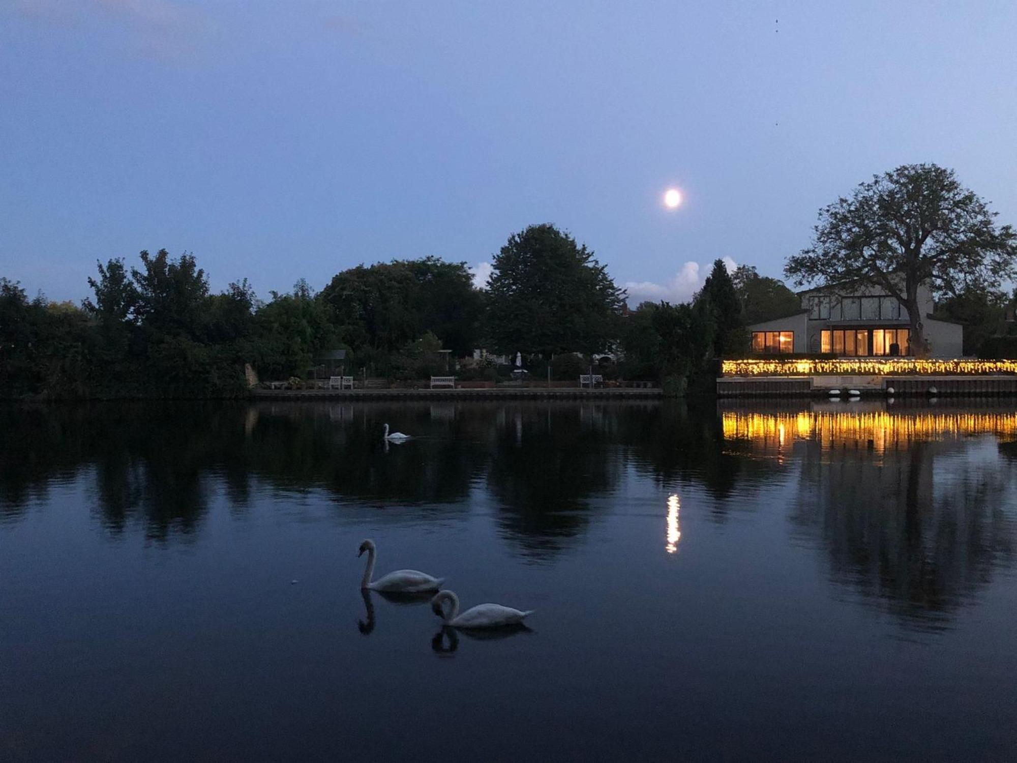 Homestay Cozy Double Bedroom In Stunning On River Thames - Near Thorpe Park/royal Holloway University/20mins From Heathrow *