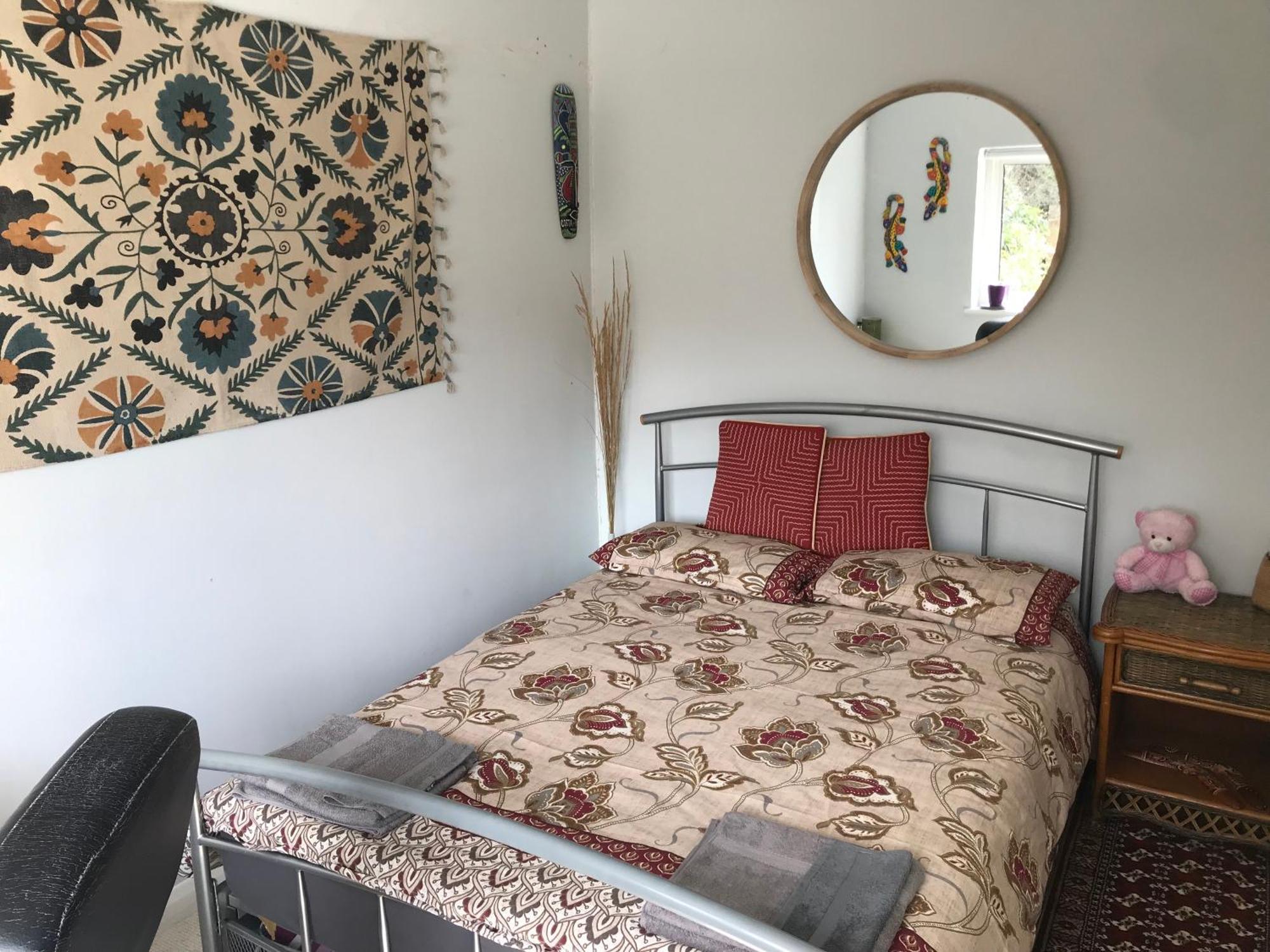 Cozy Double Bedroom In Stunning On River Thames - Near Thorpe Park/royal Holloway University/20mins From Heathrow * Staines-upon-Thames