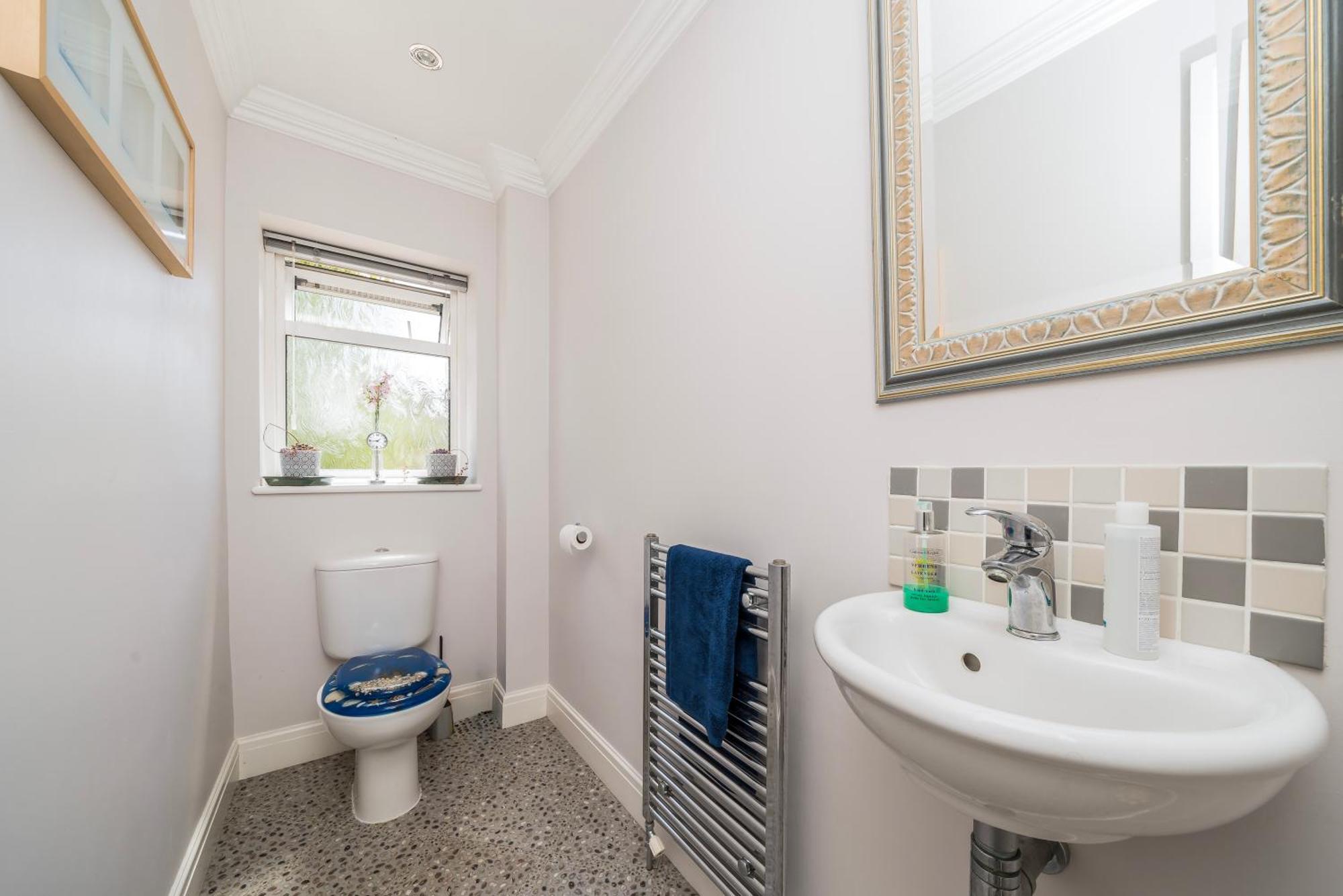 Cozy Double Bedroom In Stunning On River Thames - Near Thorpe Park/royal Holloway University/20mins From Heathrow Staines-upon-Thames