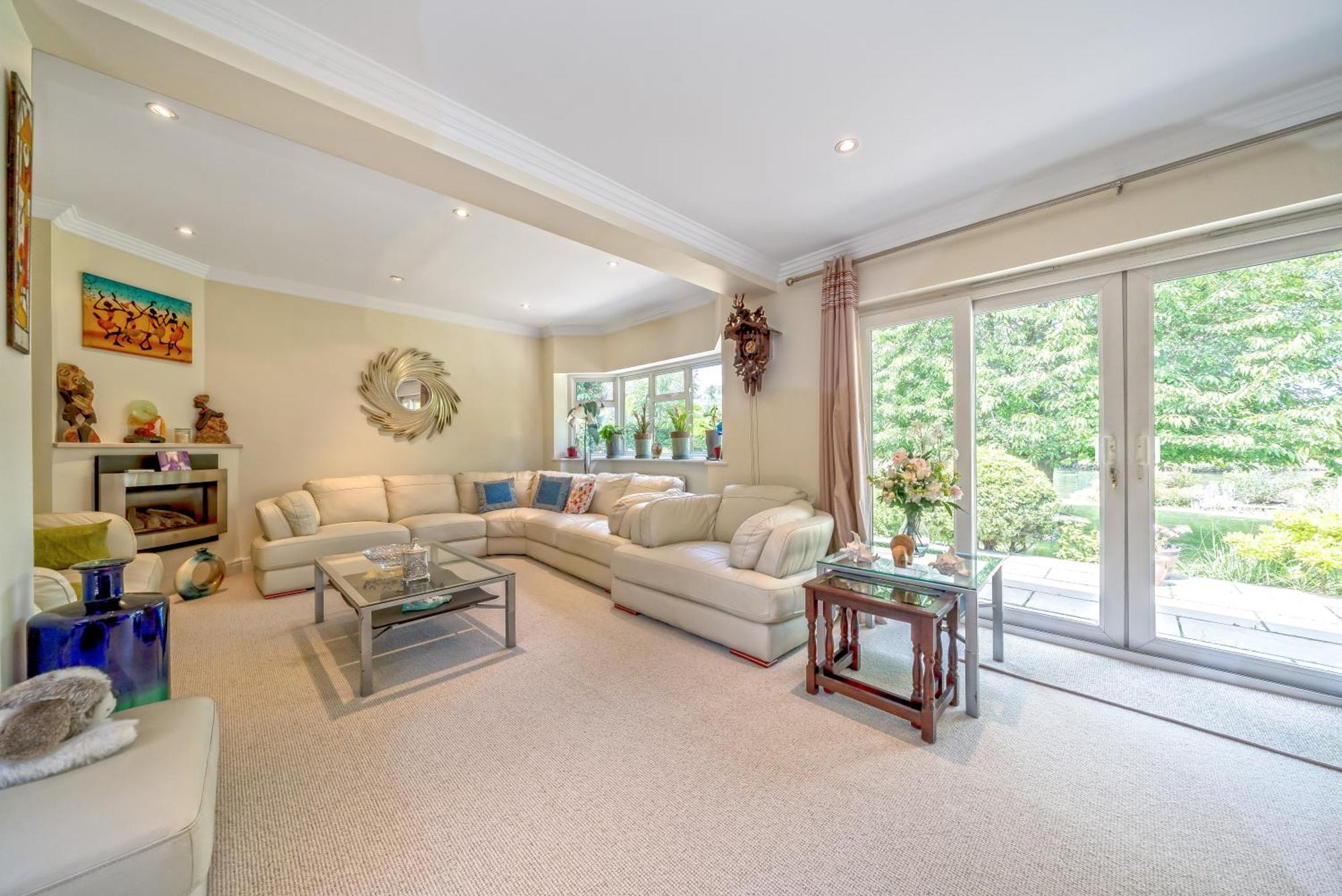 Homestay Cozy Double Bedroom In Stunning On River Thames - Near Thorpe Park/royal Holloway University/20mins From Heathrow