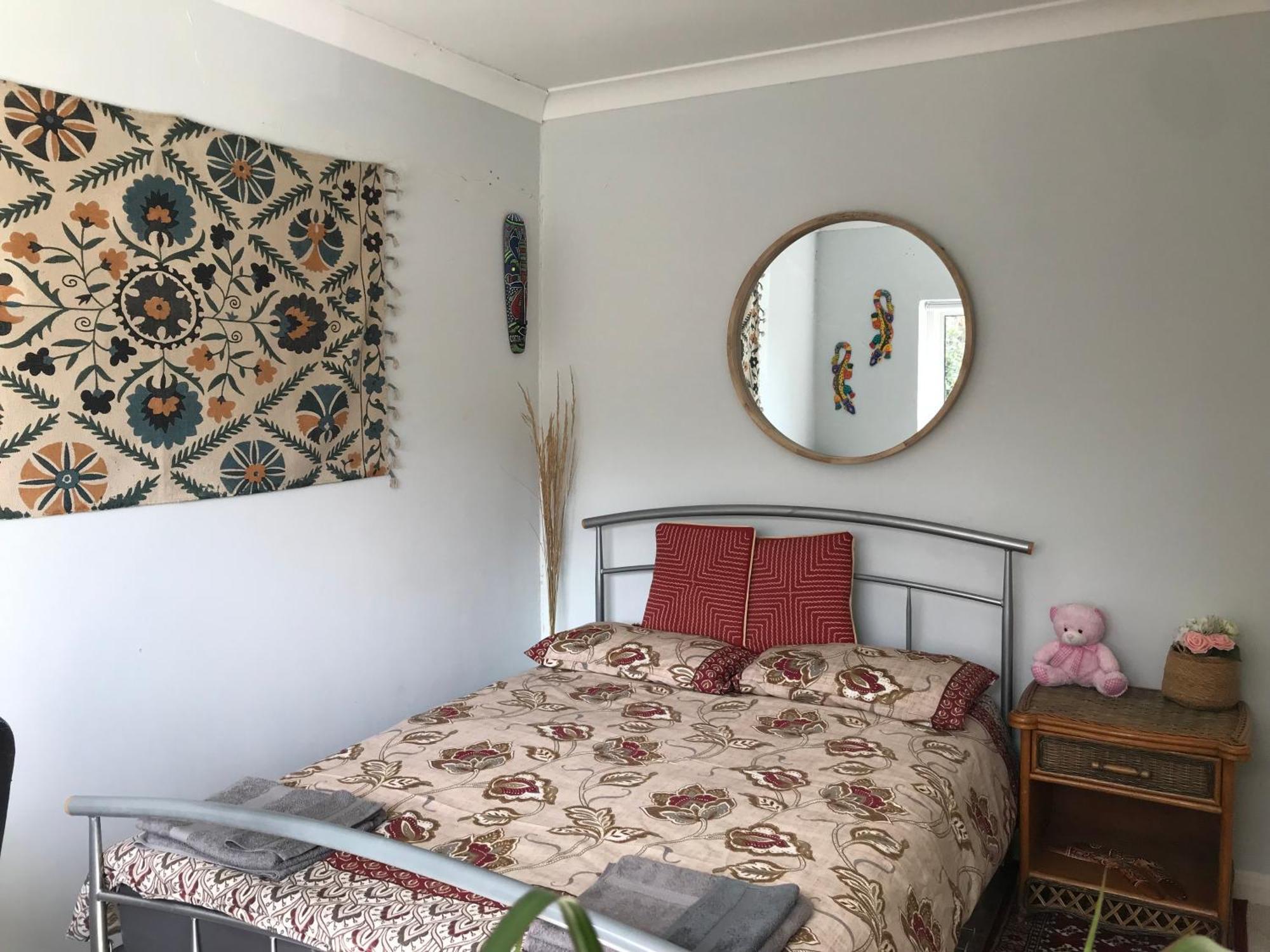 Cozy Double Bedroom In Stunning On River Thames - Near Thorpe Park/royal Holloway University/20mins From Heathrow Staines-upon-Thames