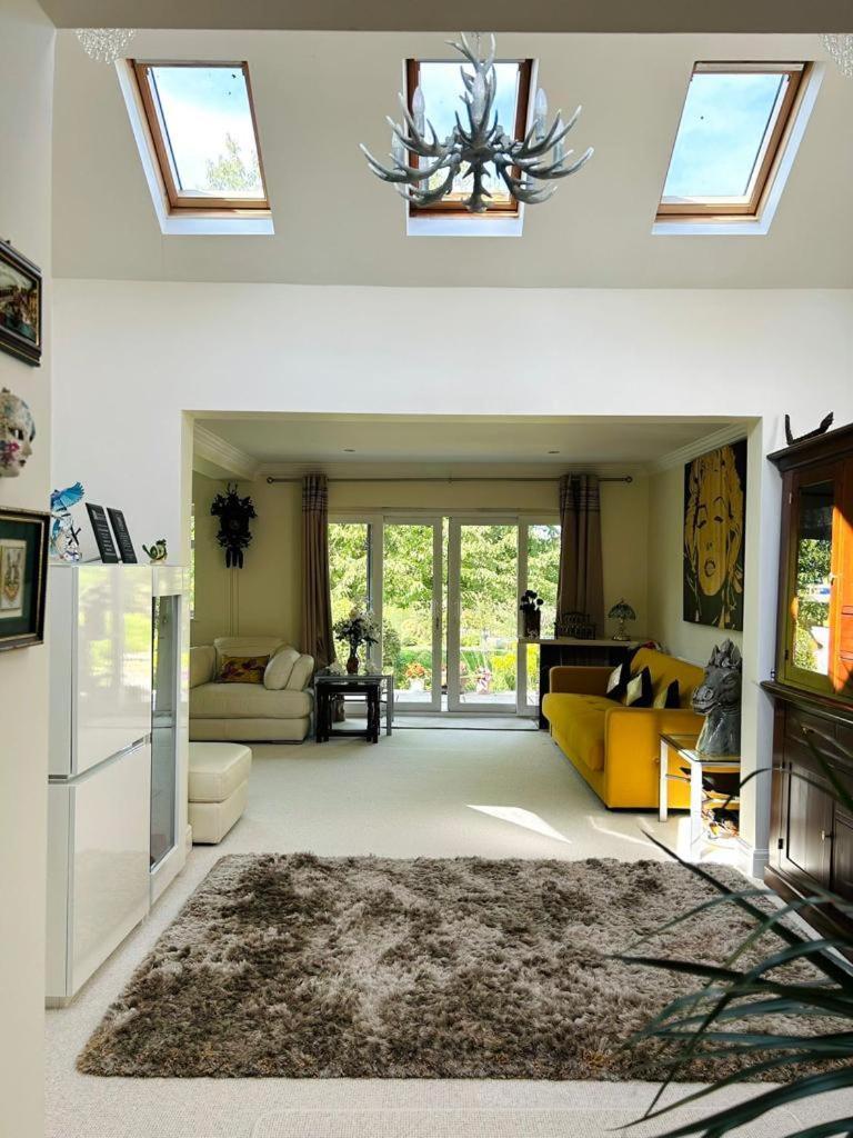Cozy Double Bedroom In Stunning On River Thames - Near Thorpe Park/royal Holloway University/20mins From Heathrow *