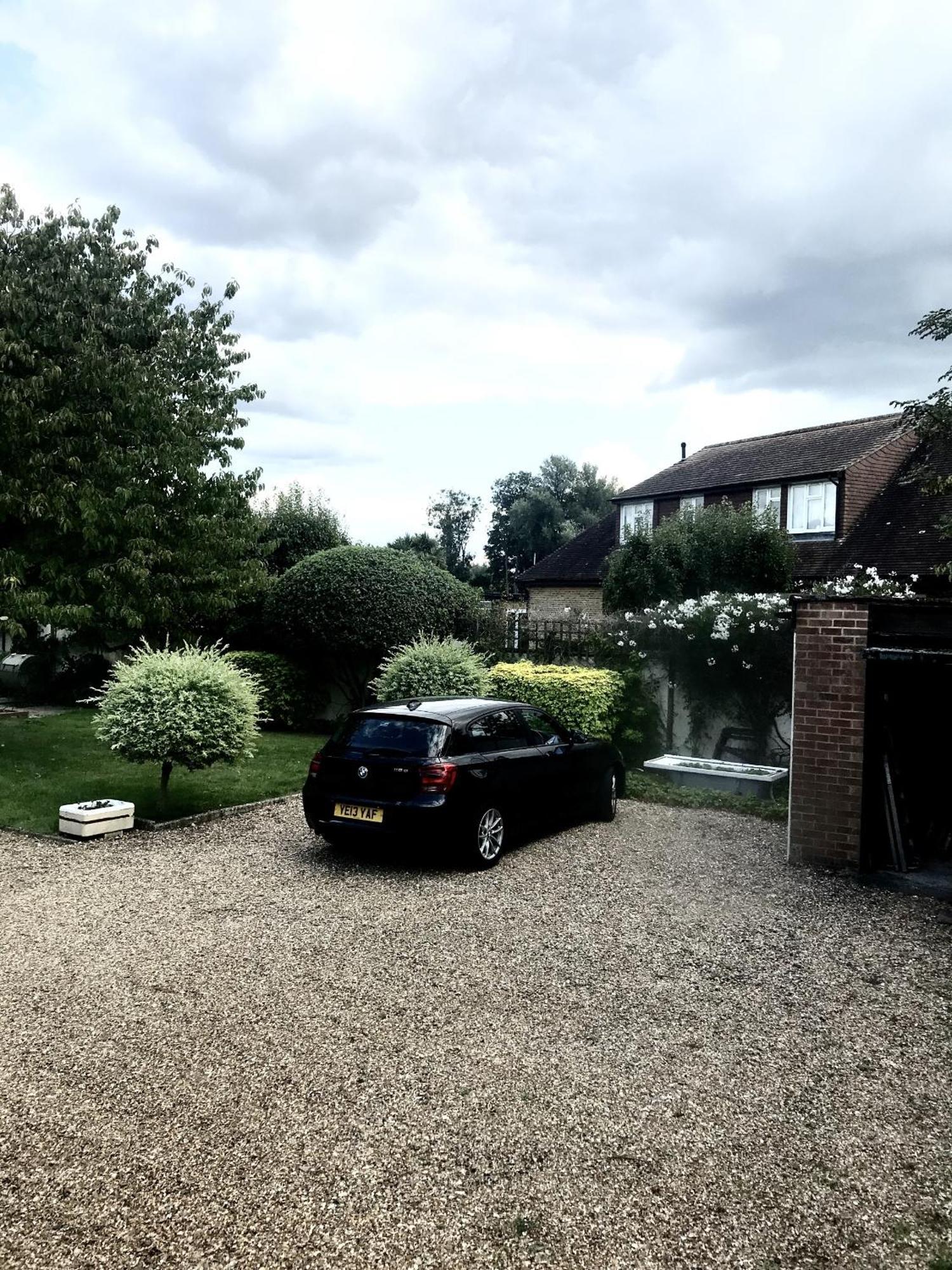 Cozy Double Bedroom In Stunning On River Thames - Near Thorpe Park/royal Holloway University/20mins From Heathrow * Staines-upon-Thames