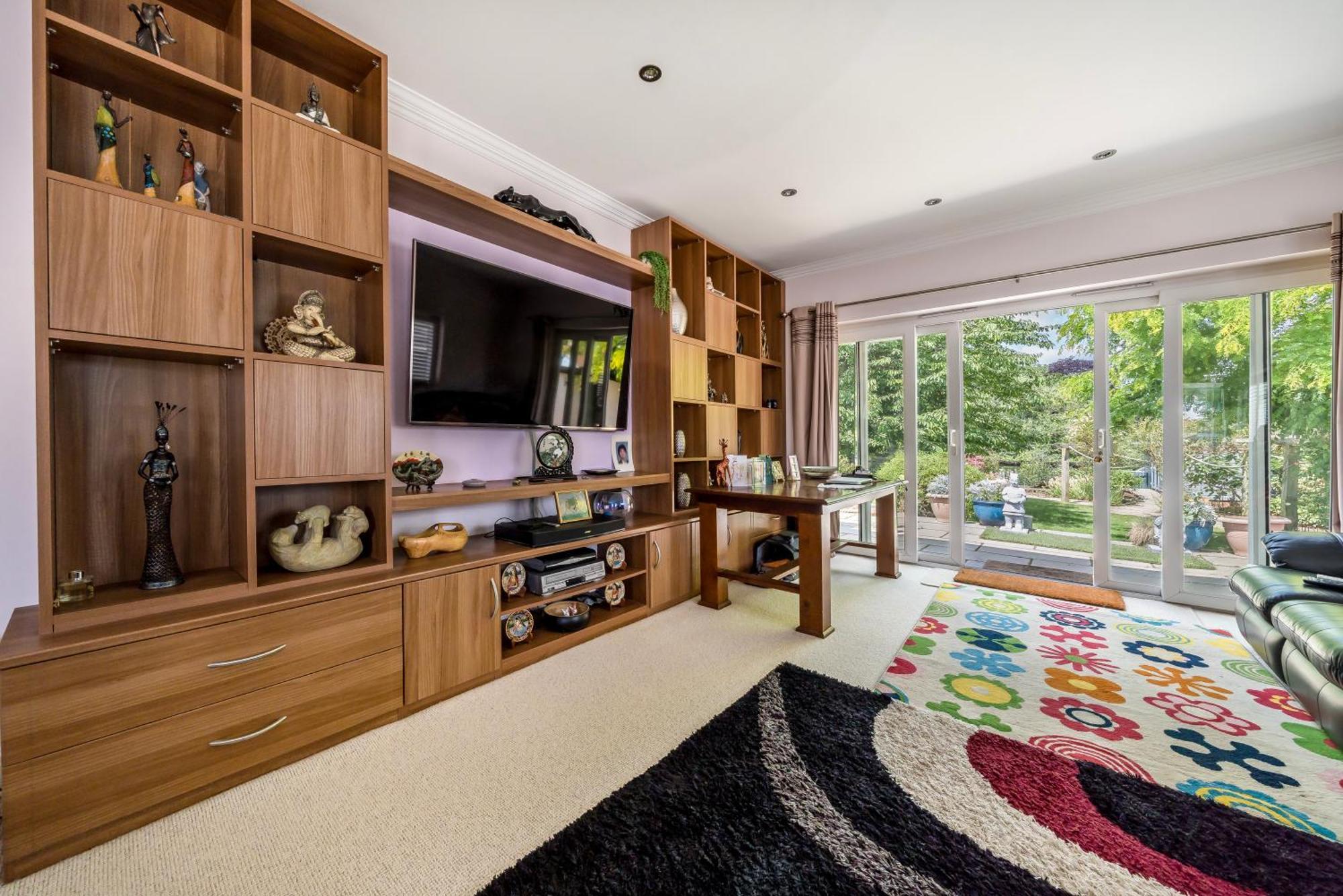 Homestay Cozy Double Bedroom In Stunning On River Thames - Near Thorpe Park/royal Holloway University/20mins From Heathrow Staines-upon-Thames